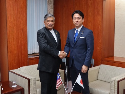 モハマド・サブ・マレーシア農業・食料安全保障大臣と握手する小泉農林水産大臣