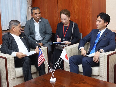 モハマド・サブ・マレーシア農業・食料安全保障大臣と会談する小泉農林水産大臣