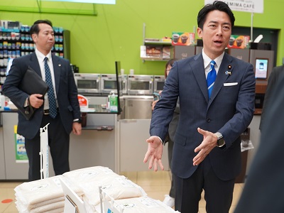 政府備蓄米の販売状況について説明を受ける小泉農林水産大臣