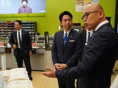 政府備蓄米の販売状況について説明を受ける小泉農林水産大臣