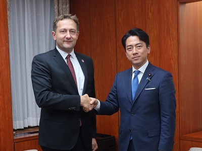 クリストフ・ハンセン農業・食料担当欧州委員と握手する小泉農林水産大臣