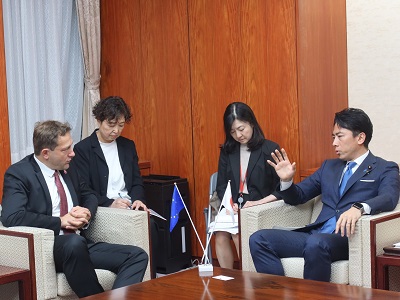 クリストフ・ハンセン農業・食料担当欧州委員と会談する小泉農林水産大臣
