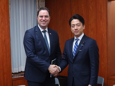 マーティン・ヘイドン農業・食糧・海洋大臣と握手する小泉農林水産大臣