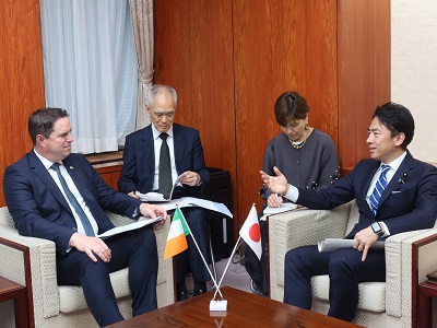 マーティン・ヘイドン農業・食糧・海洋大臣と会談する小泉農林水産大臣