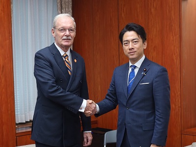 ジャン・ルメニー漁業・食料安全保障・園芸・自然保護大臣と握手する小泉農林水産大臣