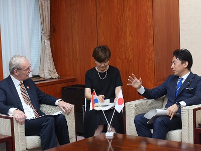 ジャン・ルメニー漁業・食料安全保障・園芸・自然保護大臣と会談する小泉農林水産大臣