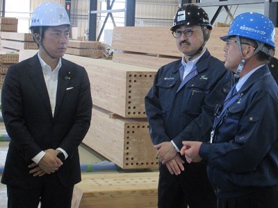 浪江町でFLAM（福島高度集成材製造センター）の調査を行う小泉農林水産大臣