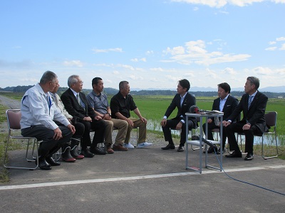 南相馬市で大規模稲作農家等と意見交換 を行う小泉農林水産大臣