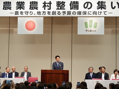 祝辞を述べる小泉農林水産大臣（引きの図）