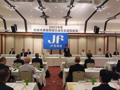 「全国漁業協同組合連合会2025年度通常総会」で祝辞を述べる小泉農林水産大臣（会場全体）