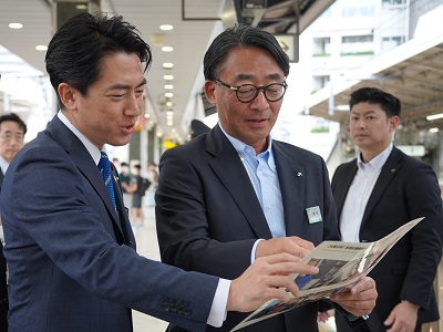 新幹線で輸送された米の販売状況について説明を受ける小泉農林水産大臣