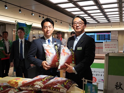 駅構内で新幹線で輸送された米を持つ小泉農林水産大臣