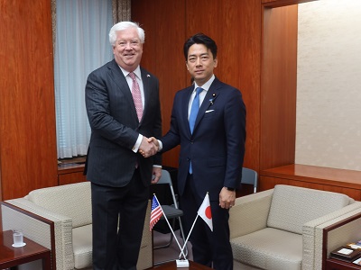 ジョージ・グラス次期駐日米国大使と握手する小泉農林水産大臣