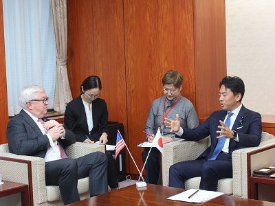ジョージ・グラス次期駐日米国大使と会談する小泉農林水産大臣