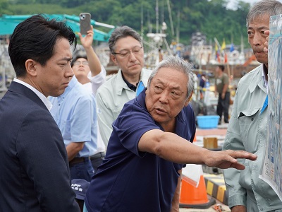 輪島港の漁業再開状況について説明を受ける小泉農林水産大臣