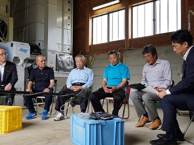 奥能登地域の営農者との意見交換に臨む小泉農林水産大臣（右端）