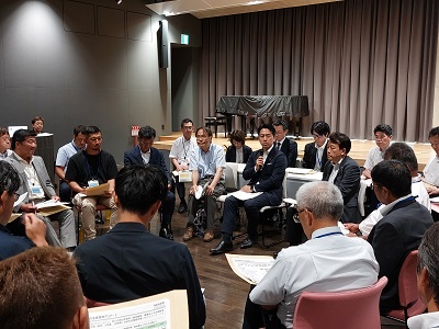 生産者と意見交換を行う小泉農林水産大臣と笹川農林水産副大臣