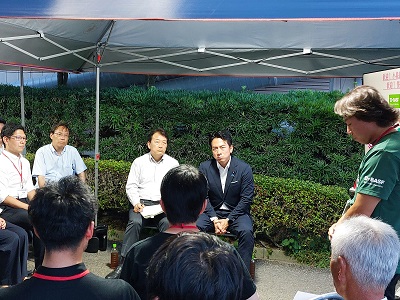 省力的な米生産等の取組について説明を受け、意見交換を行う小泉農林水産大臣(中央右)と笹川農林水産副大臣(中央左)