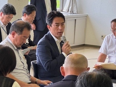 農業者と意見交換を行う小泉農林水産大臣