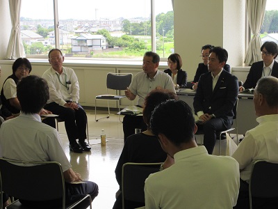 農業者と意見交換を行う小泉農林水産大臣（全体の様子）