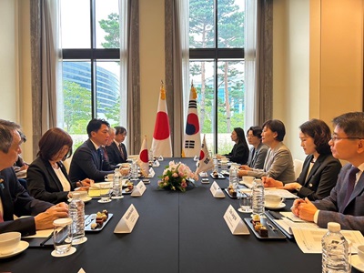 宋美玲（ソン・ミリョン）農林畜産食品部長官と会談する小泉農林水産大臣（左から3人目）