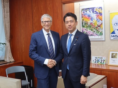 ビル・ゲイツ・ゲイツ財団議長と握手する小泉農林水産大臣