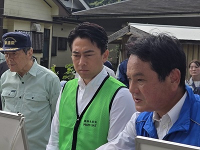 松永用水路の土砂流入や復旧状況について説明を受ける小泉農林水産大臣