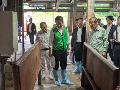 姶良家畜市場の冠水被害の状況を調査する小泉農林水産大臣