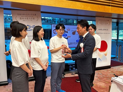 展示ブースで受賞企業の方々と意見交換を行う小泉農林水産大臣