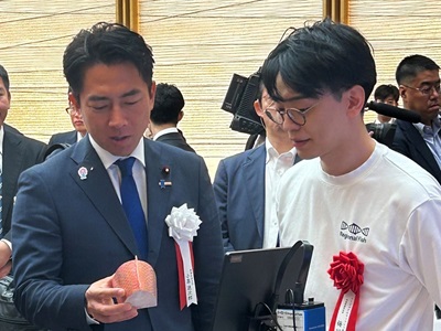 受賞者から説明を受ける小泉農林水産大臣