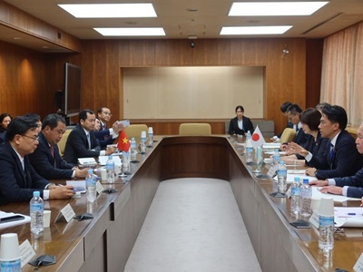 チャン・ドゥック・タン・ベトナム農業・環境大臣と会談を行う小泉農林水産大臣