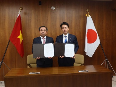 チャン・ドゥック・タン・ベトナム農業・環境大臣及び小泉農林水産大臣による議事録署名