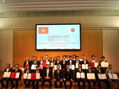 日越官民フォーラムのMOU（協力覚書）締結式に出席する小泉農林水産大臣（前列右から5人目）