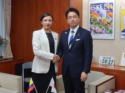 9月4日 マルタ・ヴィヴィアナ・カルバハリーノ・ビジェガス・コロンビア共和国農業・地方開発大臣と握手する小泉農林水産大臣