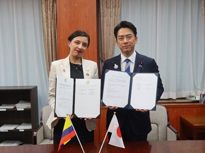 マルタ・ヴィヴィアナ・カルバハリーノ・ビジェガス・コロンビア共和国農業・地方開発大臣とともに協力覚書に小泉農林水産大臣