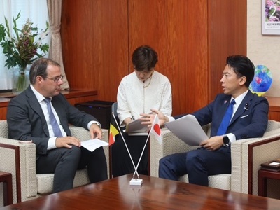 クラランヴァル副首相兼連邦雇用・経済・農業大臣と会談を行う小泉農林水産大臣