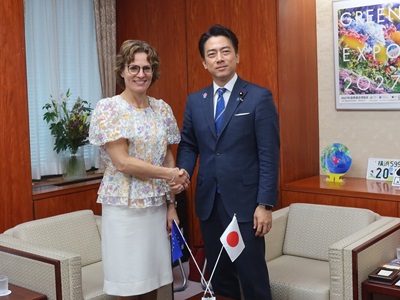 ロズウォール環境担当欧州委員と握手する小泉農林水産大臣