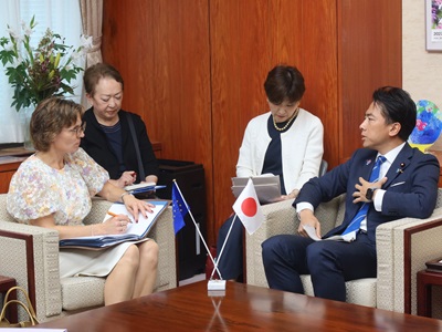 ロズウォール環境担当欧州委員と会談する小泉農林水産大臣