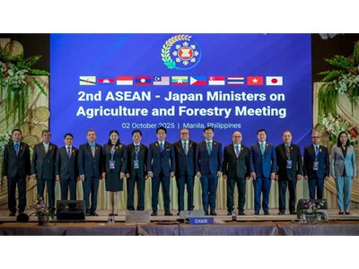 第2回日ASEAN農林大臣会合の出席者と記念撮影を行う小泉農林水産大臣（左から7人目）