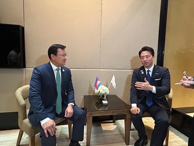 ドゥット・ティナー・カンボジア農林水産大臣と会談する小泉農林水産大臣
