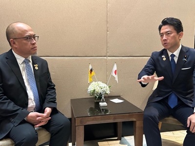 ハジ・アブドゥ・マナフィ・ブルネイ一次資源・観光大臣と会談する小泉農林水産大臣