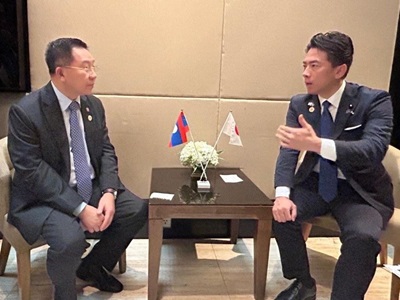 リンカム・ドゥアンサワン・ラオス農業環境大臣と会談する小泉農林水産大臣