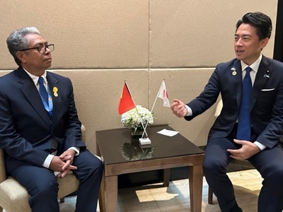 マルコス・ダ・クルス・東ティモール農業畜産漁業林業大臣と会談する小泉農林水産大臣