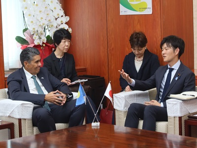 スランゲル・S・ウィップス・ジュニア・パラオ共和国大統領と会談を行う鈴木農林水産大臣