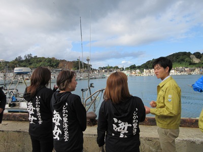 輪島港にて海女さんと意見交換に臨む鈴木農林水産大臣（右端）