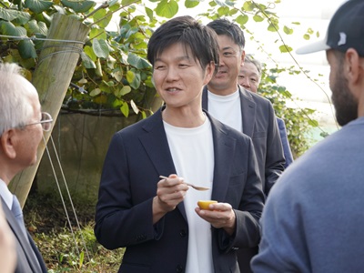 度会郡玉城町の農業法人のキウイフルーツを試食する鈴木農林水産大臣