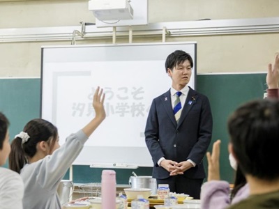 訪問先の小学校にて食の大切さを児童に伝える鈴木農林水産大臣
