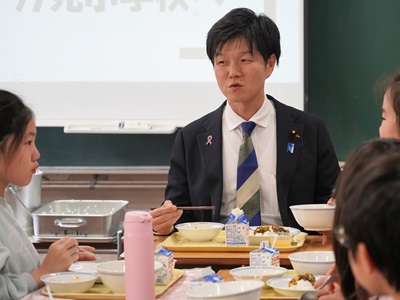 児童と和食給食を喫食する鈴木農林水産大臣