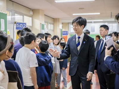 児童とふれ合う鈴木農林水産大臣