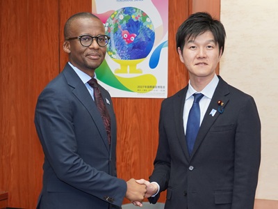 ンダバ・ンコシナティ・ハオラテ・ボツワナ共和国副大統領と握手する鈴木農林水産大臣